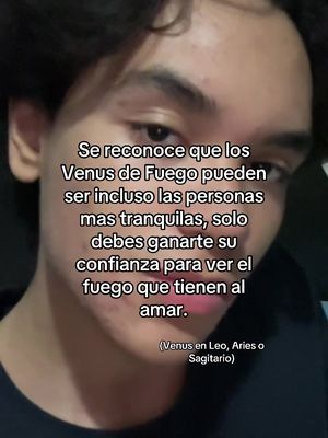 A selfie-style shot featuring a young man with dark hair and a close-up view, focusing on his face. The text overlayed is a paragraph in Spanish discussing the qualities of Venus signs.