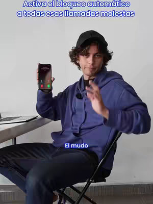 The cover image shows a young man in a blue hoodie, sitting and holding a smartphone displaying a call screen. Above him is a text overlay in blue that says: "Activa el bloqueo automático a todas esas llamadas molestas."