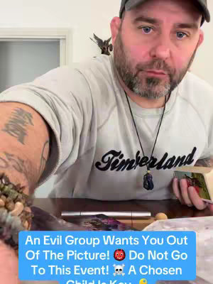 A man in a gray sweatshirt with a Timberland logo stands, holding playing cards and gesturing with his left hand. A blue text box at the bottom reads a warning about an event, using emoji.