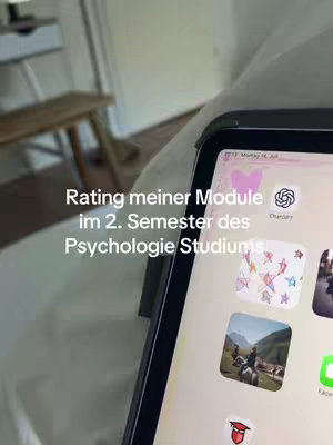 The image shows an iPad screen displaying app icons. Text overlayed on the screen indicates a rating of modules in the second semester of psychology studies. The background shows a light-colored surface and part of a wooden structure.