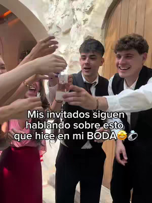 The cover image shows three young men celebrating, arms raised with a group of people. The main subjects are wearing black vests over white shirts. A text overlay appears with text in Spanish.