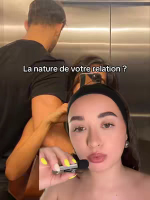 A woman with a black headband is holding a microphone, standing in front of a steel wall and a man in a black t-shirt. Text overlay reads \"La nature de votre relation ?\".