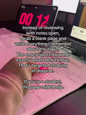 The image shows a person's hand writing on a pink paper with a laptop and a timer in the background. The timer shows '00:12'. The text overlay describes a study method of writing down everything remembered about a topic on a blank page.