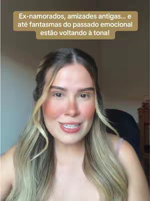 A woman with long, wavy blonde hair is centered in the frame, smiling at the camera. She has fair skin, rosy cheeks, and full lips. A text box at the top, in a tan color, contains text in Portuguese about astrology and past relationships. The background is a soft, neutral color.