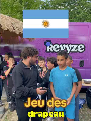 A group of young people stand in front of a purple van, with an Argentinian flag overlaid at the top. The text overlay reads 'Jeu des drapeau'.