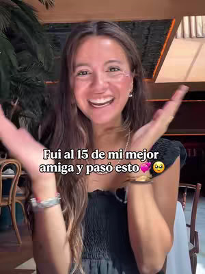 The cover image displays a smiling woman with her arms open, possibly in excitement. She is indoors at a restaurant, with foliage visible in the background. An overlay shows the text: "Fui al 15 de mi mejor amiga y pasó esto".