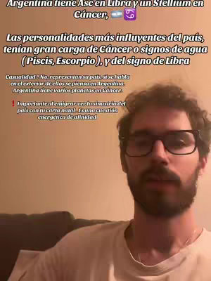 A man wearing glasses is talking to the camera. Text overlays are present on the image, providing information about astrology and notable Argentinian figures.