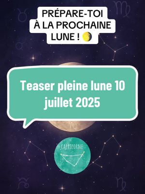 The image features a stylized celestial background with a dark blue gradient filled with stars and zodiac symbols. In the center left, a teal speech bubble holds the text "Teaser pleine lune 10 juillet 2025". Above, in a white rectangle with rounded corners, the text "PRÉPARE-TOI À LA PROCHAINE LUNE !" is displayed. A full moon graphic and the Capricorne symbol is visible.