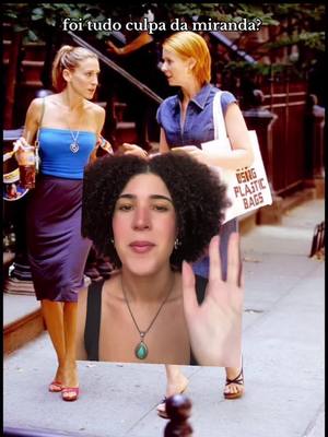 The image is a composite featuring a centered selfie overlayed on a background image from the TV show 'Sex and the City'. The background shows two actresses in front of a building, the creator is superimposed in the center of the frame, giving the impression that they are part of the scene. The hook text is overlaid at the top, written in Portuguese.