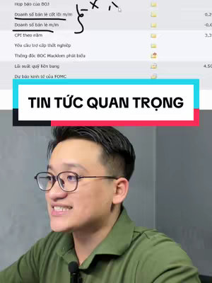 A man with glasses wearing a green polo shirt is speaking, positioned in front of a screen showing text in Vietnamese. A banner labeled 'TIN TỨC QUAN TRỌNG' (Important News) is displayed in the middle.