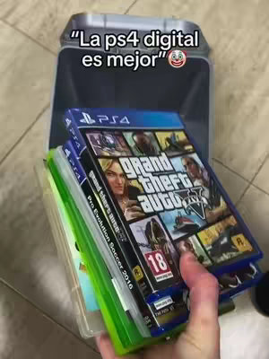 A hand holding several video game cases. The top case is for Grand Theft Auto V. The background has a metal box. Overlaid it says: La ps4 digital es mejor with a smiley face