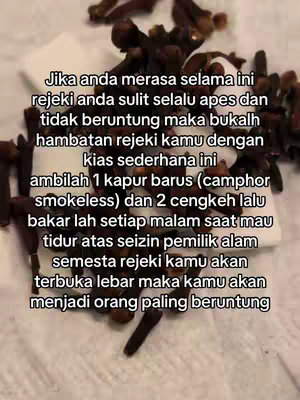 A close-up image displays an arrangement of cloves and a piece of white material, possibly paper or a small pad. The cloves are dark brown and clustered together, while the white material provides a contrasting background. Text in Indonesian is overlaid on the image, offering instructions and advice.