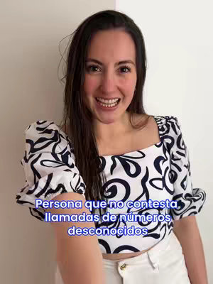 The cover image shows a woman smiling at the camera. The background is plain and light-colored. She wears a white top with a black, abstract design. The text overlay reads "Persona que no contesta llamadas de números desconocidos".