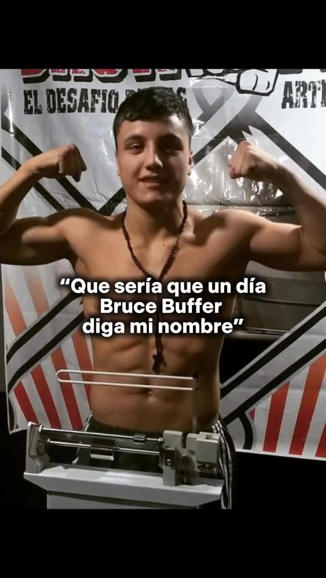 A young man flexes, arms raised, in front of a blurred background with text. He wears a necklace and dark shorts. Text overlayed on the image says 'Que sería que un día Bruce Buffer diga mi nombre' in Spanish.