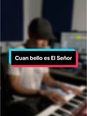 A blurry image of a man playing a piano. On top of the image is a colored hook that reads "Cuan bello es El Señor".