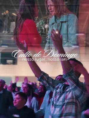 The image depicts a church service with two women in the foreground and many people with their hands raised in the background lit by lights. Overlay text in a handwritten style reads 'Culto de Domingo' and underneath reads 'nosso lugar, nosso lar!'