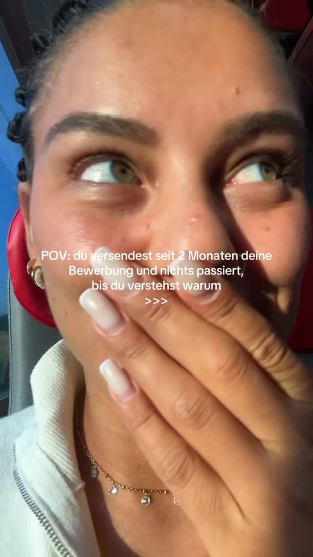 The image is a close-up selfie showing a woman with her right hand covering her mouth. Her hair is pulled back. The text overlay reads, "POV: du versendest seit 2 Monaten deine Bewerbung und nichts passiert, bis du verstehst warum >>>".