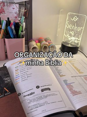 The image shows a well-lit desk with a bible open and organized with colored tabs. A clear sign with the words  'o Senhor e bom' is lit up. The hook text is overlaid on the image in a bold white font. Pens, washi tape, and other stationery are visible, contributing to a clean and organized workspace.
