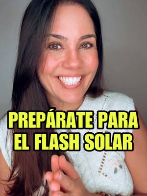 A woman with long dark hair smiles brightly at the camera. The background is a plain, light gray. Text overlays read “Prepárate para el flash solar” in yellow and black.