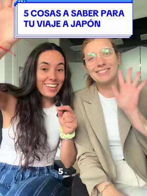 Two women with long dark hair and fair hair, respectively, are smiling directly at the camera. The image includes a text overlay in a blue box, with the words '5 COSAS A SABER PARA TU VIAJE A JAPÓN.' They are positioned in what appears to be an office setting.