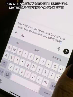 The cover image displays a close-up of a smartphone screen. The top portion of the screen features the text overlay 'POR QUE VOCÊ NÃO DEVERIA FAZER SUA MATRIZ DO DESTINO NO CHAT GPT?'. Below this, there's a text field containing a prompt that reads 'faça minha matriz do destino baseado na minha data de nascimento 28/08/1999'. The image is set inside with the QWERTY soft keyboard of a smartphone. A finger with a dark nail polish is touching the keyboard.