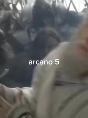 An image featuring blurry figures with the superimposed text 'arcano 5', indicative of a video about astrology or tarot.