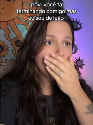 The cover image shows a woman with dark hair, eyes wide with a look of shock, covering her mouth with her hand. Text overlayed at the top reads 'pov: você tá terminando comigo mas eu sou de leão'. The background shows a mix of colors, including some purples and yellows.