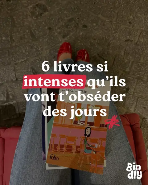A person's legs are crossed, resting on a surface, with visible blue jeans. The image shows a stack of books in the lap. Across the books, bold text is displayed, with a red rectangle encompassing the words, '6 livres si intenses qu'ils'. The lower portion features white text reading, 'vont t'obséder des jours'.