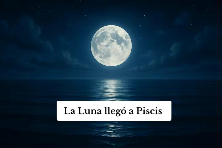 A serene night scene with a full moon centered above a calm ocean. The moon is bright white, and its reflection shimmers in the water. The sky is a deep blue, with a few visible stars. Text in a white box at the bottom reads 'La Luna llegó a Piscis'.