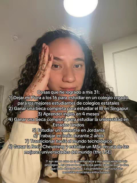 A selfie-style image featuring a young woman with curly hair, partially obscuring her face with her hand. The image has text overlayed on the background, listing accomplishments and goals, written in Spanish.