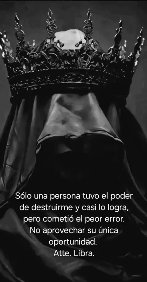 A grayscale image features a woman wearing a black crown and veil. The crown is ornate with pointed tips, and the veil partially obscures her face, with only the lower part visible. Text in Spanish is overlaid at the bottom.