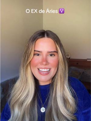 The cover image features a young woman with long blonde and light brown waved hair, smiling directly at the camera. She has noticeable makeup with a rosy blush. The text 'O EX de Áries' is overlaid at the top. Behind her is a neutral background with blurred decor.