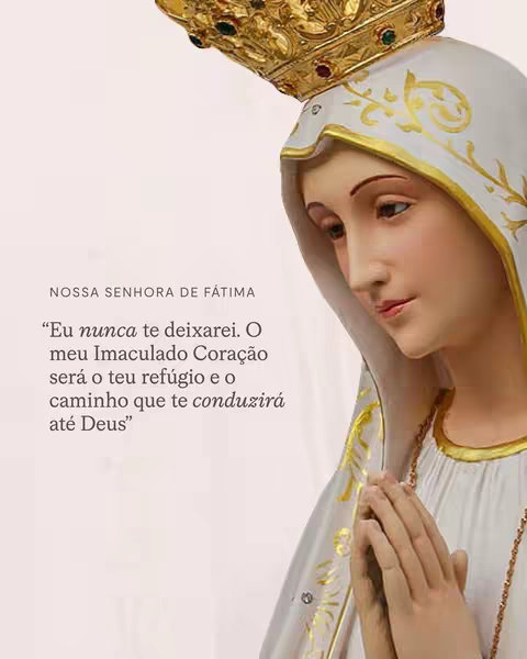 The image features a close-up of a statue of the Virgin Mary, shown in profile with a serene expression. She is wearing a white veil and robe with gold accents. A gold crown sits atop her head. The background is a soft, light pink. Text is overlaid, including the name "NOSSA SENHORA DE FÁTIMA" and a quote in Portuguese.