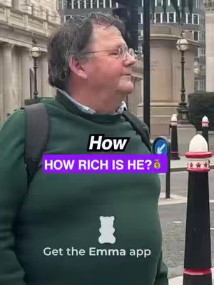 A man wearing glasses and a green sweatshirt stands outdoors with a city backdrop. The image has text overlays, including a question about wealth and a call to action for an app.