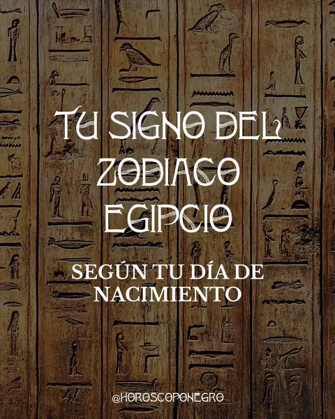 The image shows a wooden background with engraved hieroglyphs. The text overlay reads: 'Tu signo del zodiaco egipcio según tu día de nacimiento' in white, stylized font. The bottom of the image includes the @horoscoponegro handle in white.