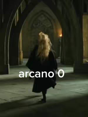 A person with long blonde hair is walking away from the camera and down a hall with arches, with the text 'arcano 0' overlaid on the image.