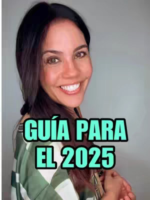 A smiling woman with dark hair in front a light gray background. She's wearing a green and white patterned top. The overlay at the bottom says, "GUIA PARA EL 2025" in a bold, white font with a turquoise outline.