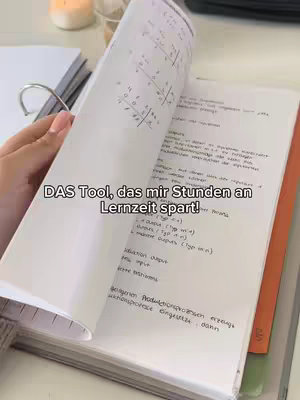 A hand holding open a notebook with handwritten notes and diagrams. The text overlay reads 'DAS Tool, das mir Stunden an Lernzeit spart!'