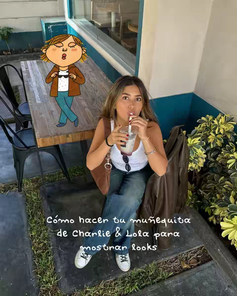 A young woman is shown sitting outside, holding a drink and sipping from a straw. A cartoon image of Charlie from the children's show 'Charlie and Lola' has been placed above and slightly behind her. The text, "Cómo hacer tu muñequita de Charlie & Lola para mostrar looks" appears at the bottom of the frame.