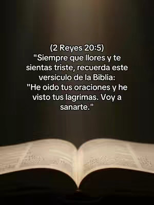 An image of an open book with text overlayed on it. The text is in Spanish, displaying a bible verse against a dark, blurred background.