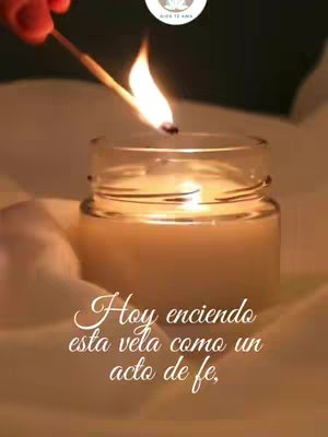 The image shows a candle in a glass jar being lit by a match. The scene is softly lit, giving it a warm and spiritual feel. There is text overlayed that says 'Hoy enciendo esta vela como un acto de fe', in a script font.