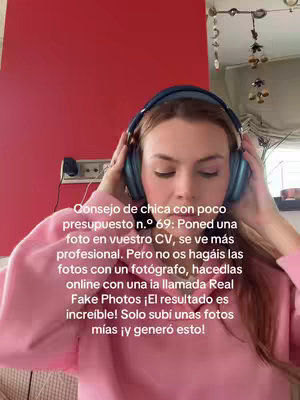 A young woman wearing headphones is the focal point, positioned slightly off-center. Her upper body is visible, encased in a pink sweatshirt. The background consists of a red wall, a partial view of a white wall on the right, and an array of decorative items. Overlayed on the image is text in Spanish providing advice about using IA for CV photos.