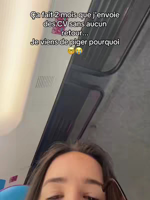The cover image features a selfie of a young woman's face, taken from the chest up. The background appears to be inside a vehicle, as suggested by the ceiling and the area surrounding the top of her head. Overlayed on the image are two text blocks in a sans-serif font, both in the upper portion of the image with the text in French. The first text block contains the following: "Ça fait 2 mois que j'envoie des CV sans aucun retour..." The second text block contains the text: "Je viens de piger pourquoi" with the 😵💫 emoji. The woman appears to be in the lower third of the image.