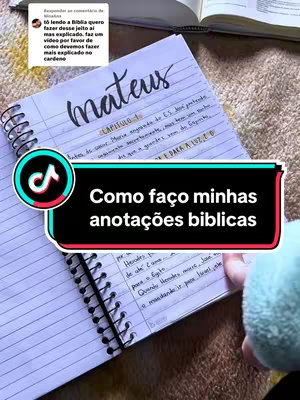 The image shows a notebook open on a bed. The text overlay in a green and white box on the the bottom of the page states 'Como faço minhas anotações bíblicas' in Portuguese and there is text in Portuguese on the page.