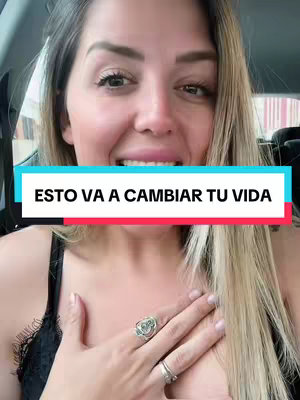 A woman is positioned indoors, likely in a car, and is smiling with a hand placed over her chest. A text overlay in a vibrant turquoise and red box reads 'ESTO VA A CAMBIAR TU VIDA.'