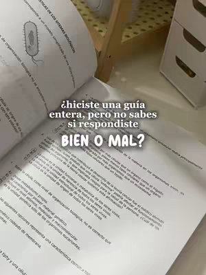 An open textbook displaying scientific diagrams and text in a close-up shot. Overlayed text in a bubble font poses a question in Spanish, positioned over the text and the open pages.
