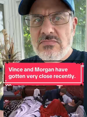 The image is a selfie-style shot with the creator in the foreground and a scene from a show in the background. The creator, a man wearing glasses and a blue hat, is looking at the camera with a neutral expression. The background is divided by a horizontal box with text overlayed in red. Below the box, there's a scene that likely showcases interior design and people.