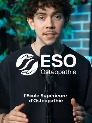 A young man stands in front of a microphone, looking directly at the camera. Behind him is a blurred, green-tinted background, and a brick wall. In the center of the frame is a logo that says \"ESO Ostéopathie\" and below that \"L'Ecole Supérieure d'Ostéopathie\". He is wearing a black t-shirt.