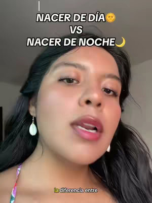 A woman with dark hair is centered in the frame, looking slightly off-center. The top of the frame has overlayed text with the words "NACER DE DÍA" and "NACER DE NOCHE". The women has light skin, and is wearing a colorful patterned top.