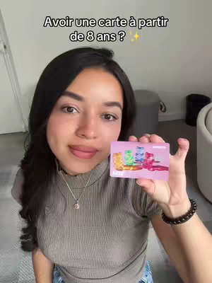 A woman with dark hair is holding a small pink card in front of her. The text "Avoir une carte à partir de 8 ans ?" is at the top of the image.
